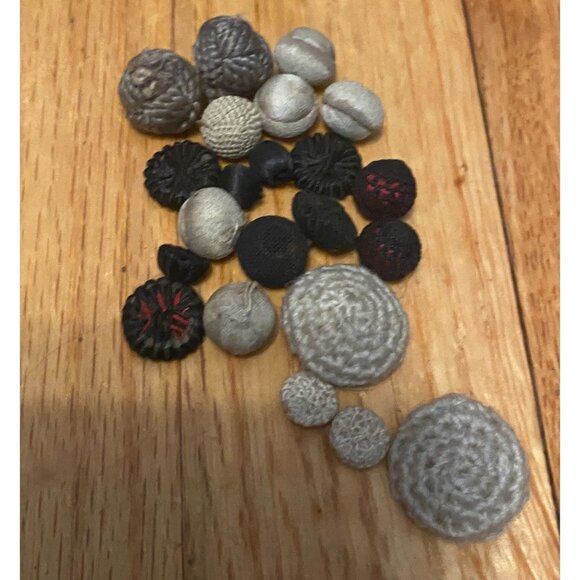 Vintage and Antique Silk and Fabric Buttons Various Sizes - Picture 5 of 6